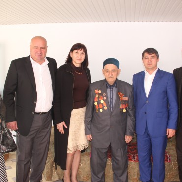 Представители власти поздравили участников  Великой Отечественной войны, проживающих в Кизилюртовском районе,  с наступающим Днем Победы